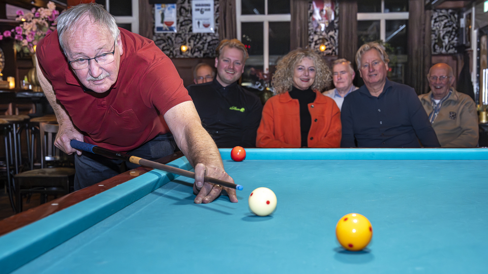 Cor Bleekker, met op de achtergrond familie Stam (vlnr: Anthony, Annemarie en Ron).